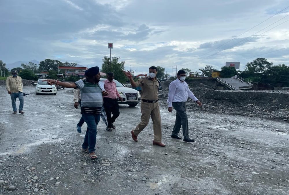 Rishikesh News: DM R Rajesh Kumar and SSP Janmejay Khanduri inspected washed away bridge across Jakhan river