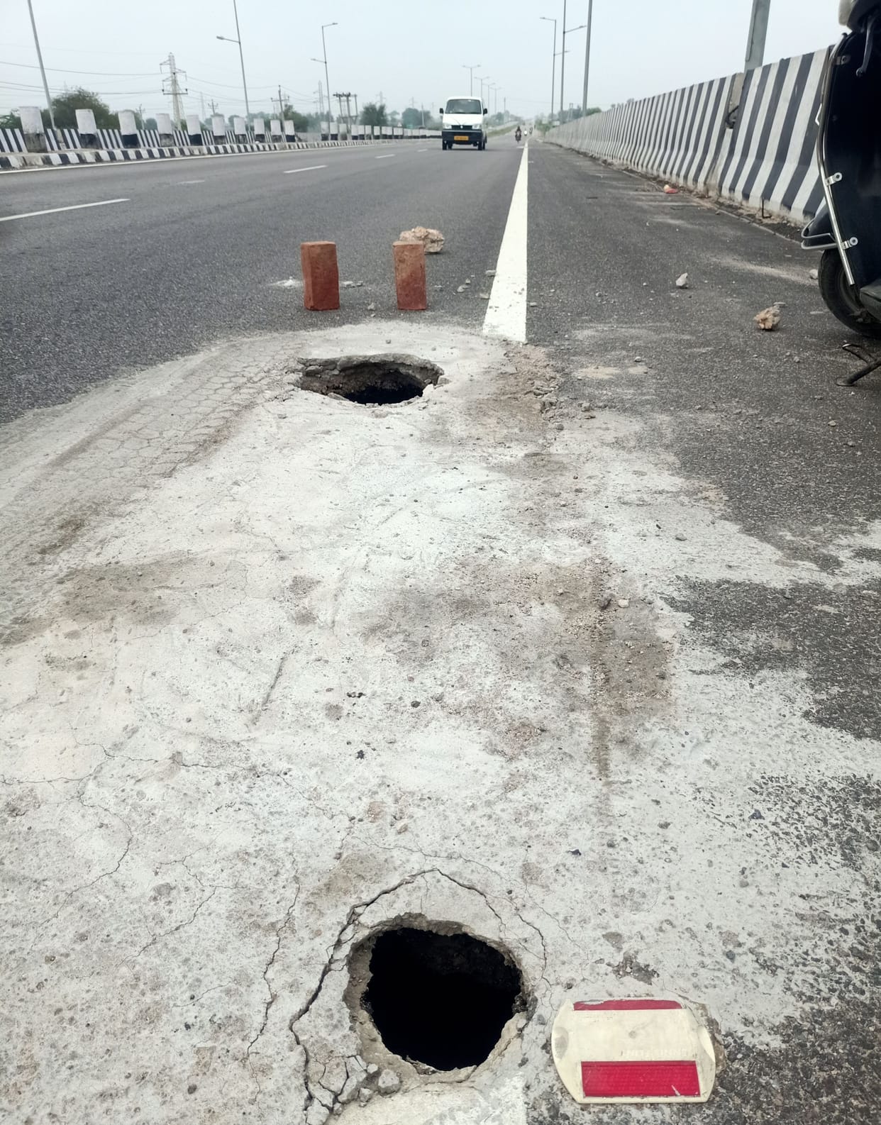 Overbridge should not sink anywhere, rain-made pits, slipped soil