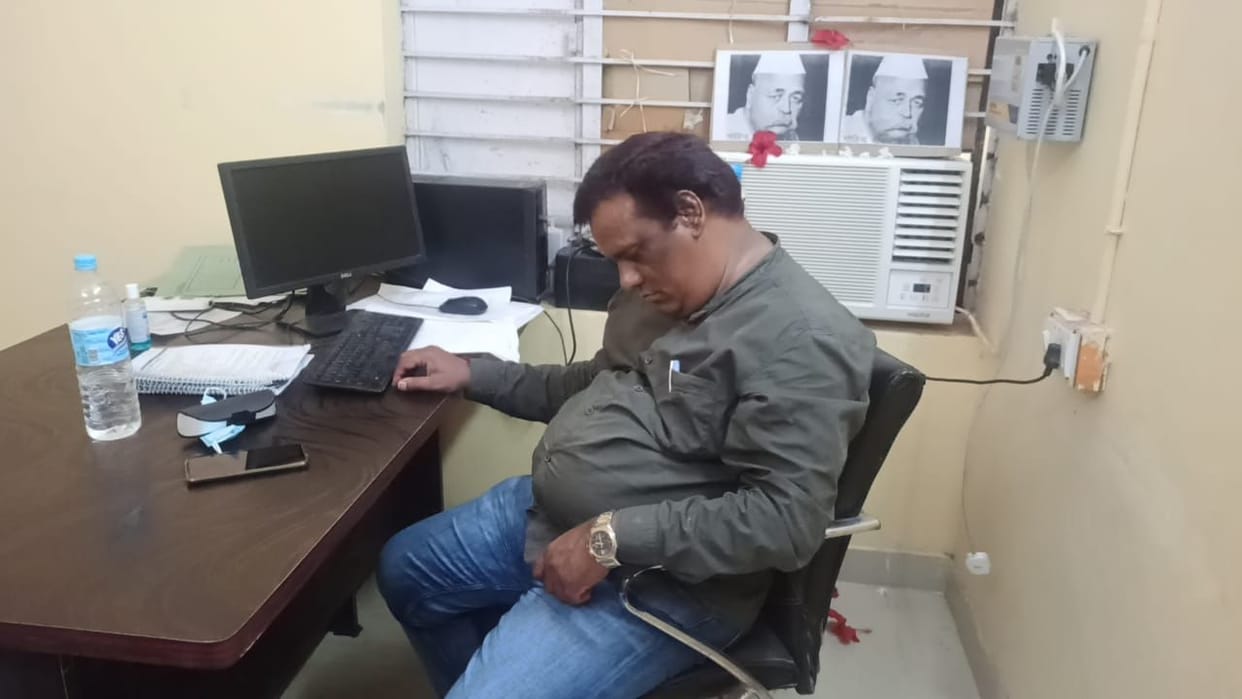 Kanpur Dehat : ACMO slept in office, video viral on social media
