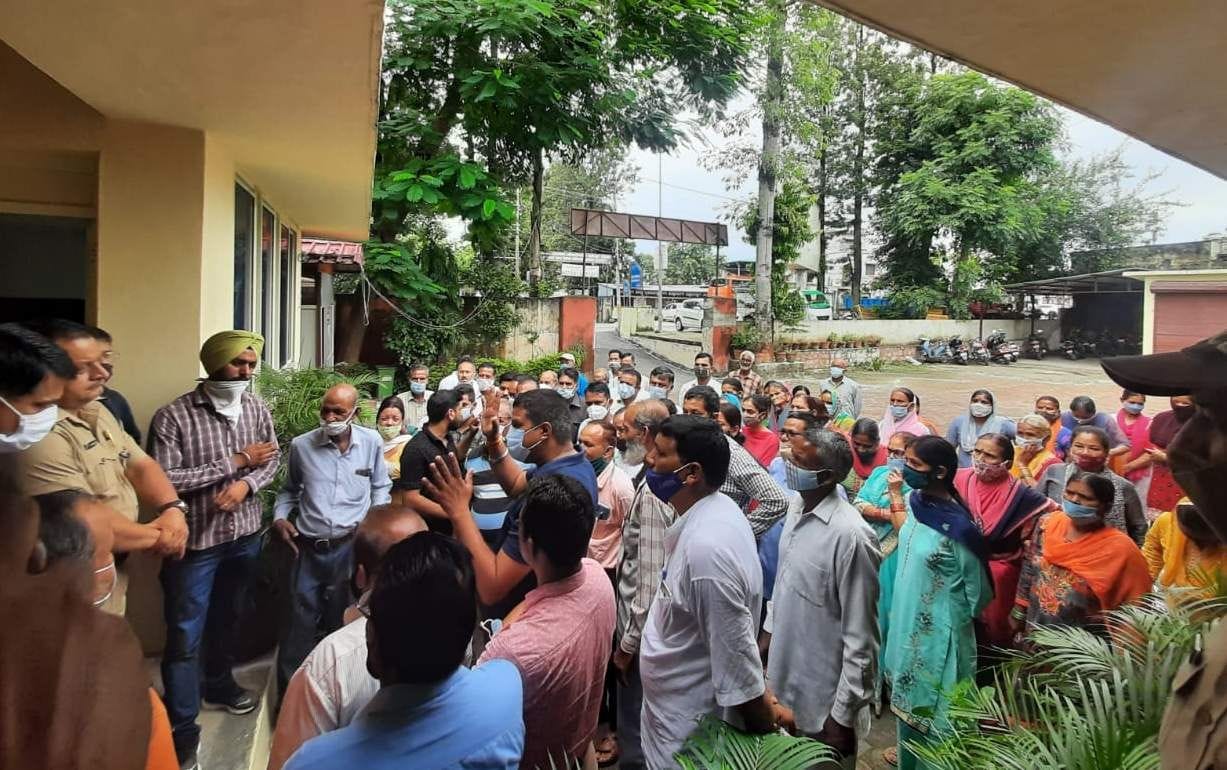 Angry villagers surrounded Kotwali due to lack of missing teacher