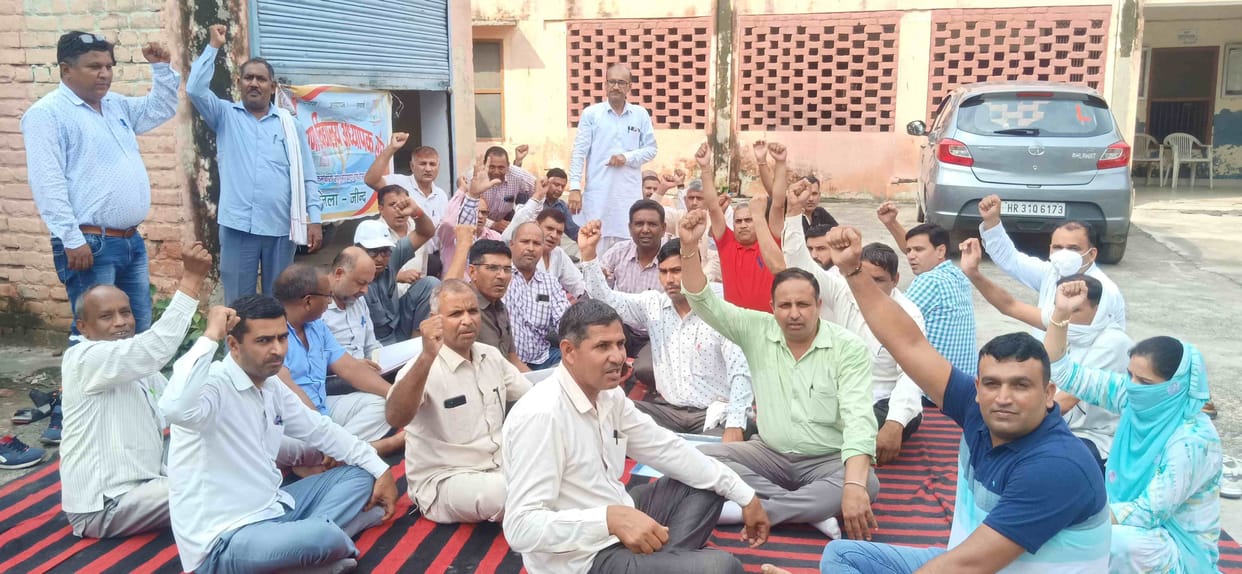 Haryana School Teachers Association staged a sit-in outside the office of the District Education Officer, demanding allotment of the school to the promoted principal.