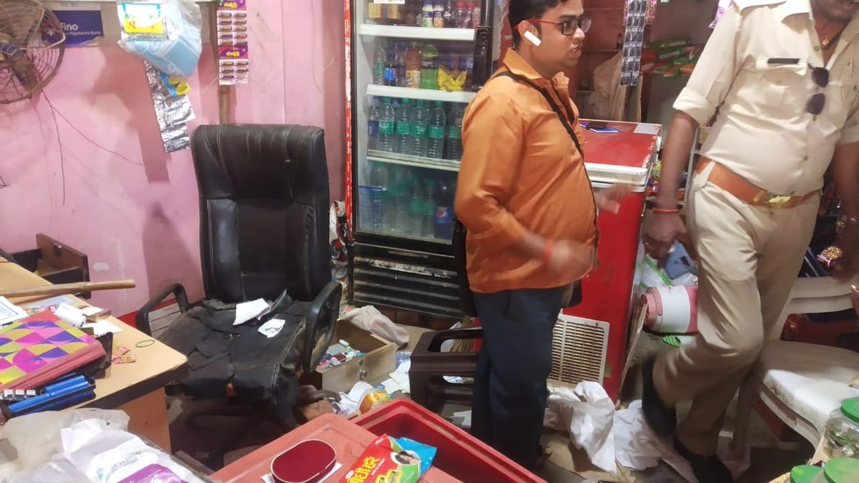 Sonbhadra: Thieves searched the grocery shop, claimed theft of goods worth one lakh