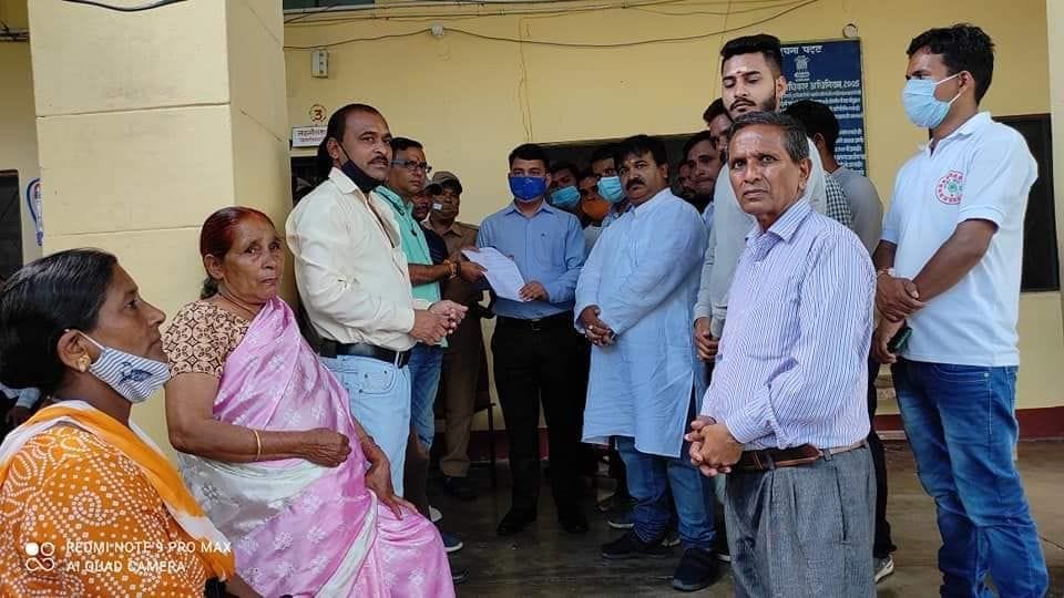 Villagers roared in Tehsil due to lack of rehabilitation