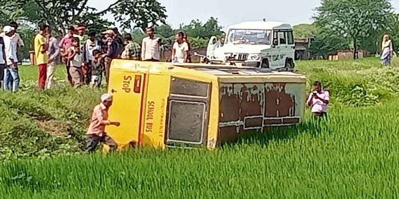 The school bus overturned in the field uncontrollably, 24 children left narrowly