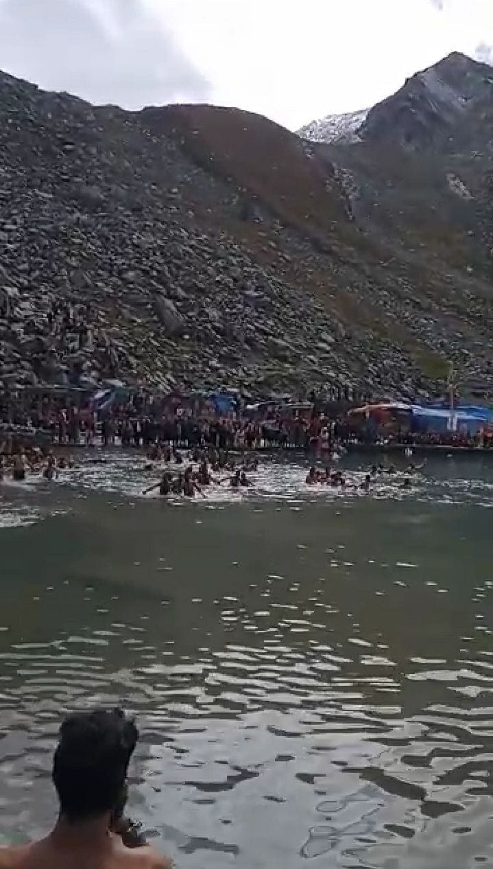 devotee took holy bath in Dal lake in Manimahesh