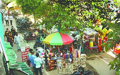 huge jam at Lanka crossroads varanasi encroachment and disorder by handcarts, autos and two-wheelers occupied in varanasi