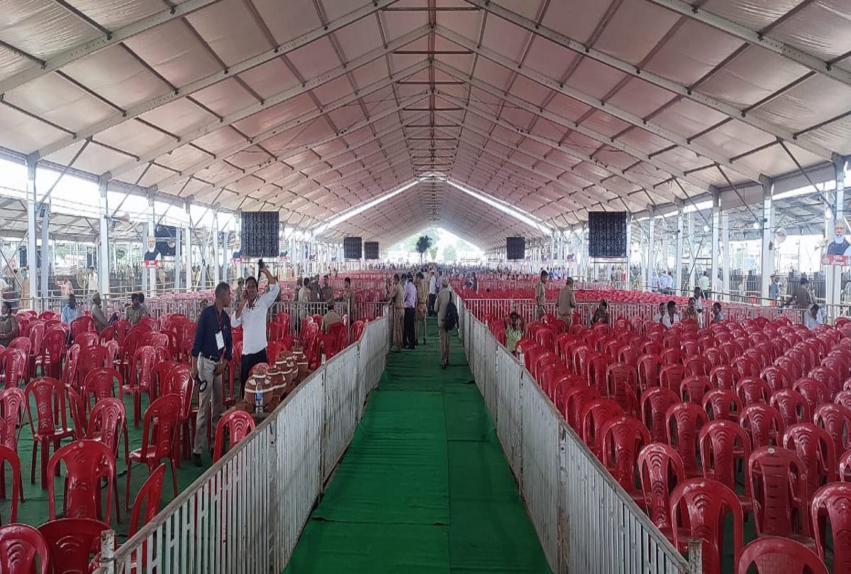 PM Narendra Modi Visit in Aligarh News:preparations for PM Modi program in Aligarh going on CM Yogi reaches to take a look