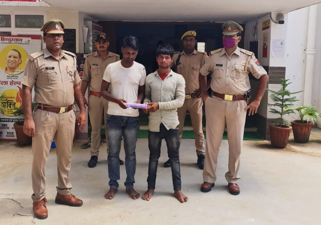 etawah news,Mobile stolen from Mother Dairy worker, two arrested