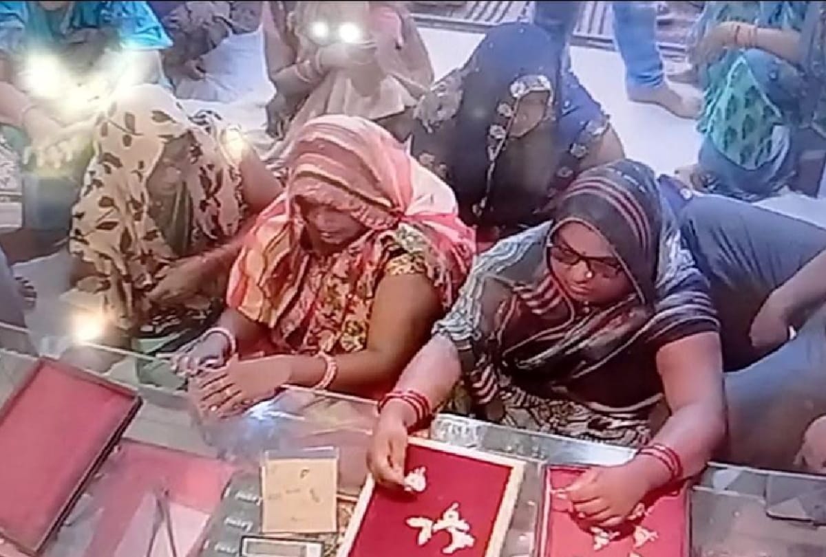 Women stole gold jewelery from shop in Gorakhpur incident caught on CCTV camera