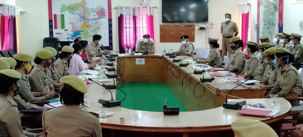 Sonbhadra: Solve the problems of women, SP reviewed the work of women beat police officers