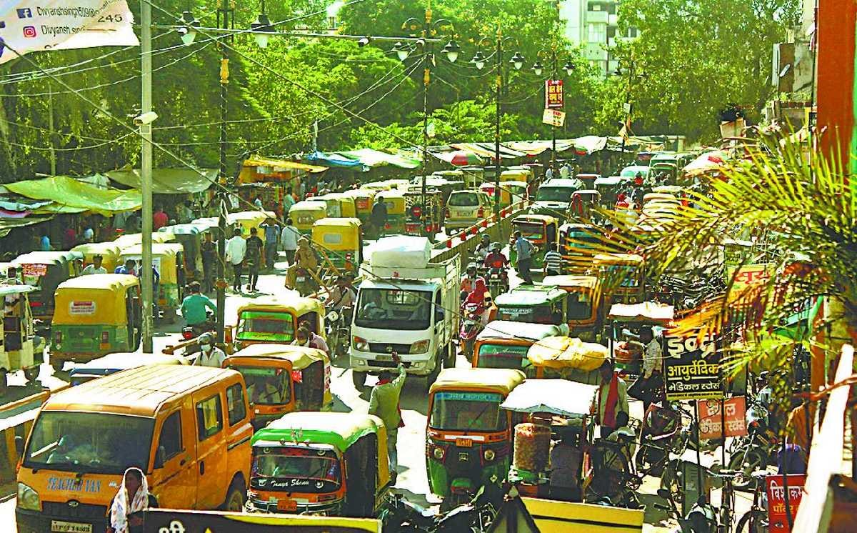 huge jam at Lanka crossroads varanasi encroachment and disorder by handcarts, autos and two-wheelers occupied in varanasi