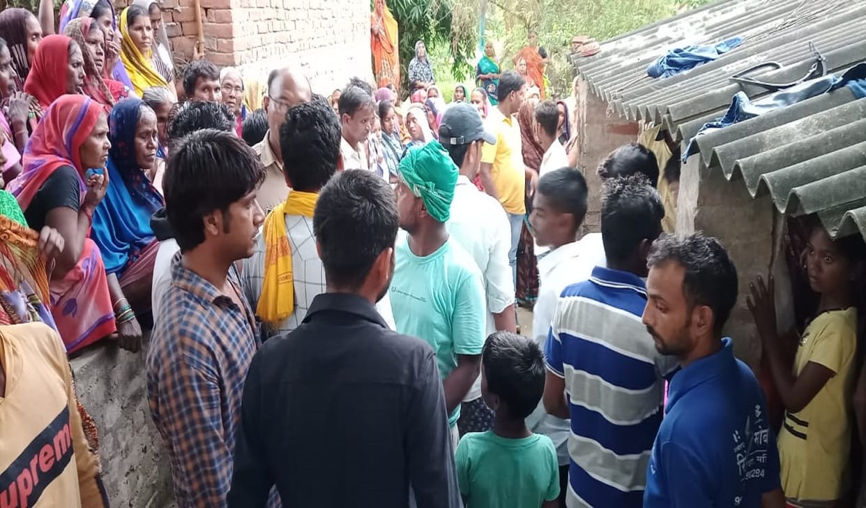Woman killed and five people injured including mother and son due to lightning in jaunpur