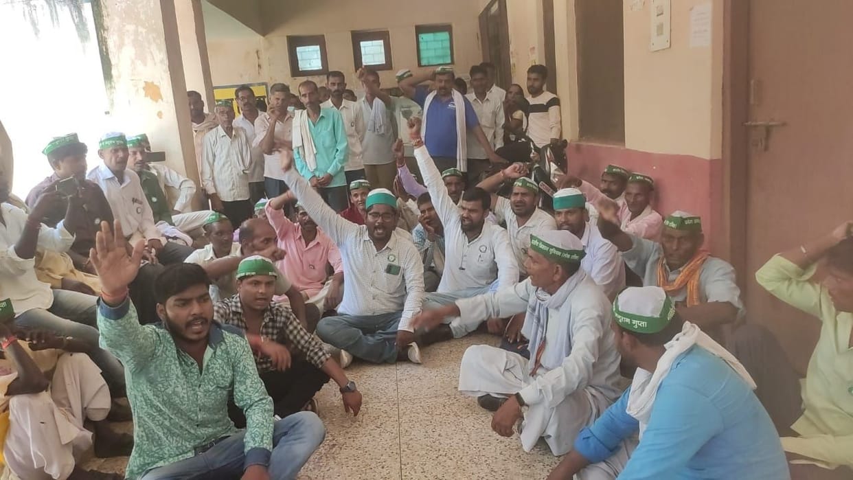farmers protest due to patato freezed in storez
