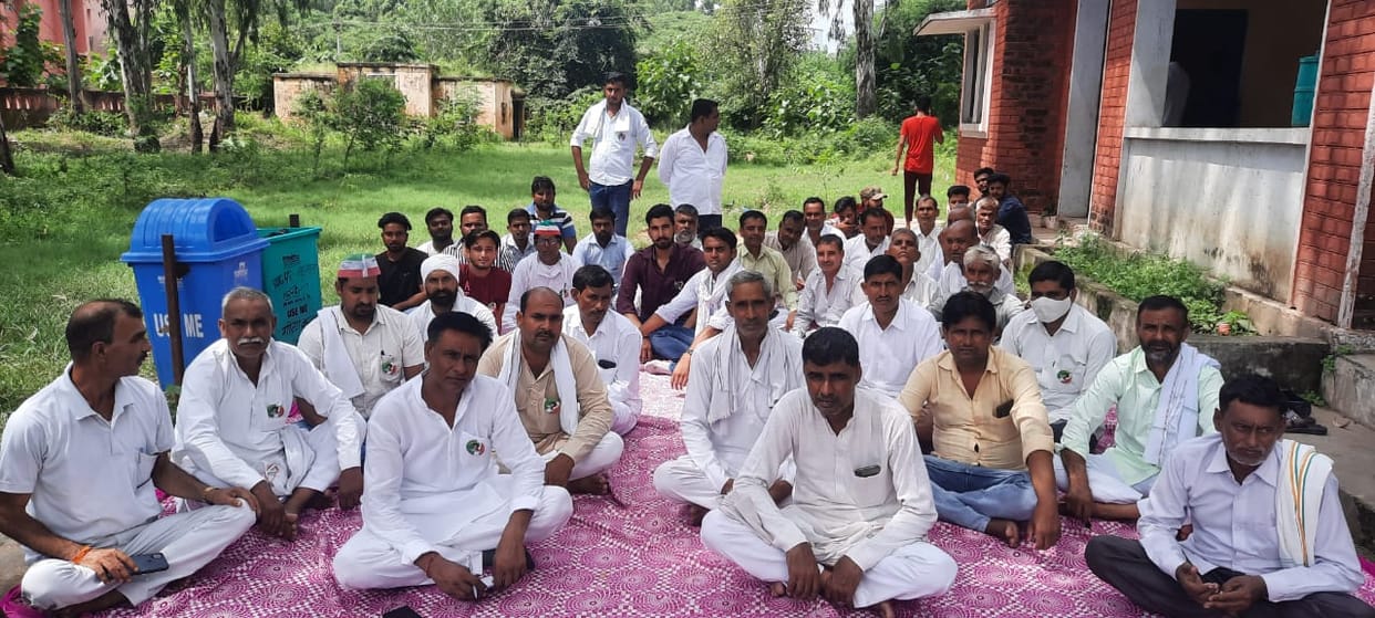 Farmers staged a sit-in on the veterinary hospital