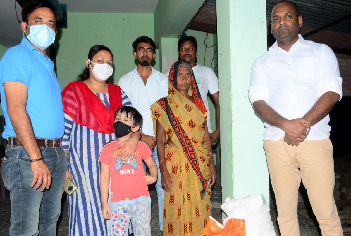 Gorakhpur Flood News: Water Level of Rivers Two donors gave financial help to elderly Rajmati who sold guava on highway at gorakhpur