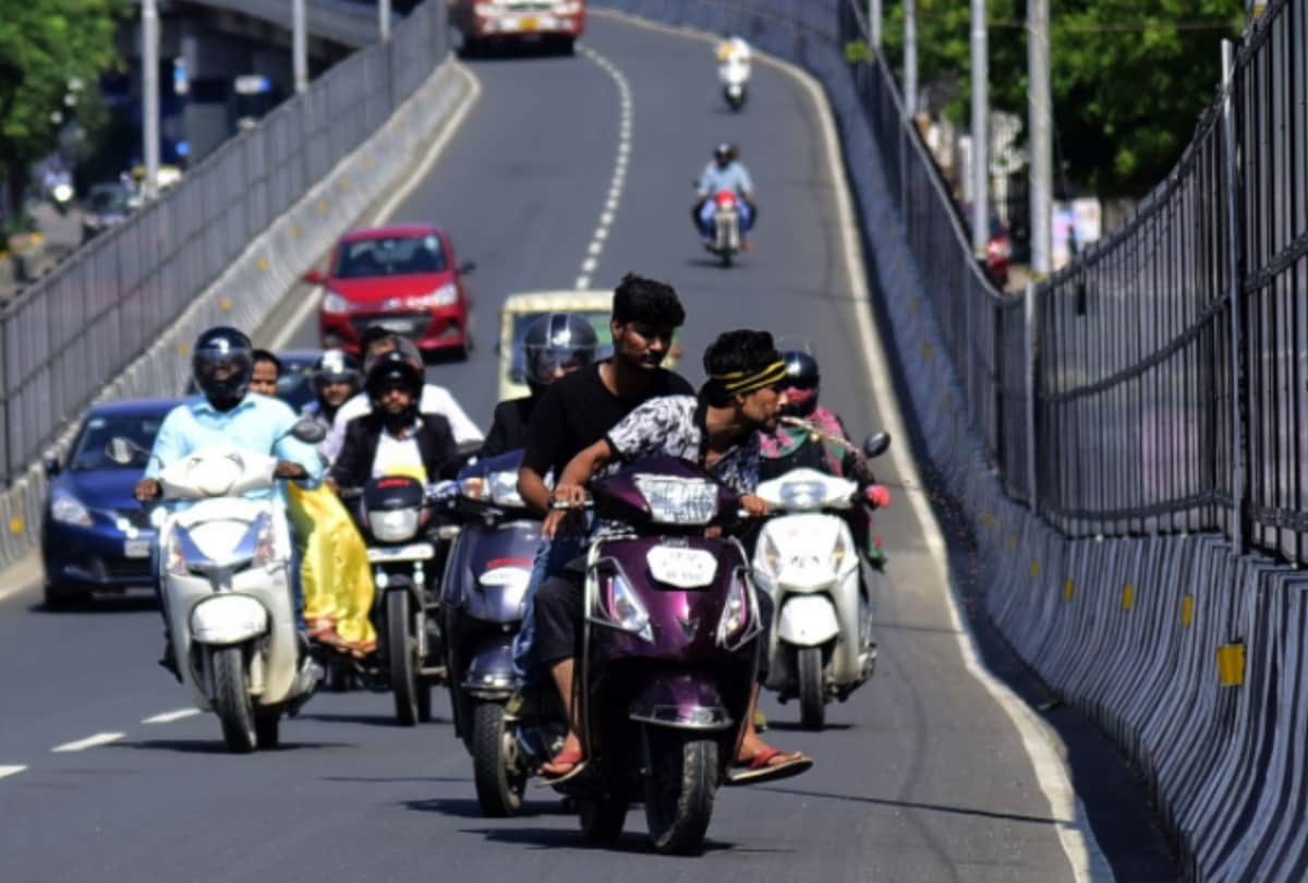people are spitting on roads and footpath in Lucknow.