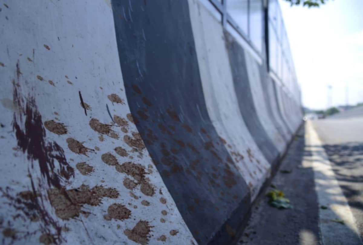 people are spitting on roads and footpath in Lucknow.