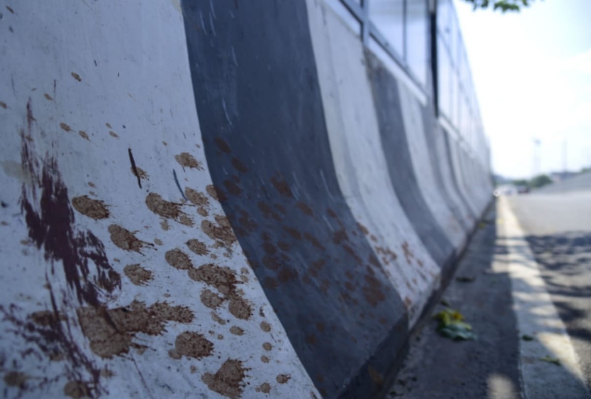 people are spitting on roads and footpath in Lucknow.