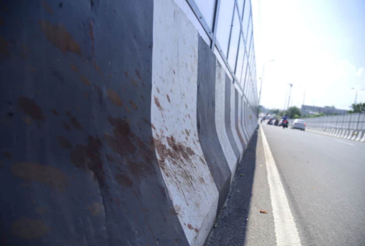 people are spitting on roads and footpath in Lucknow.