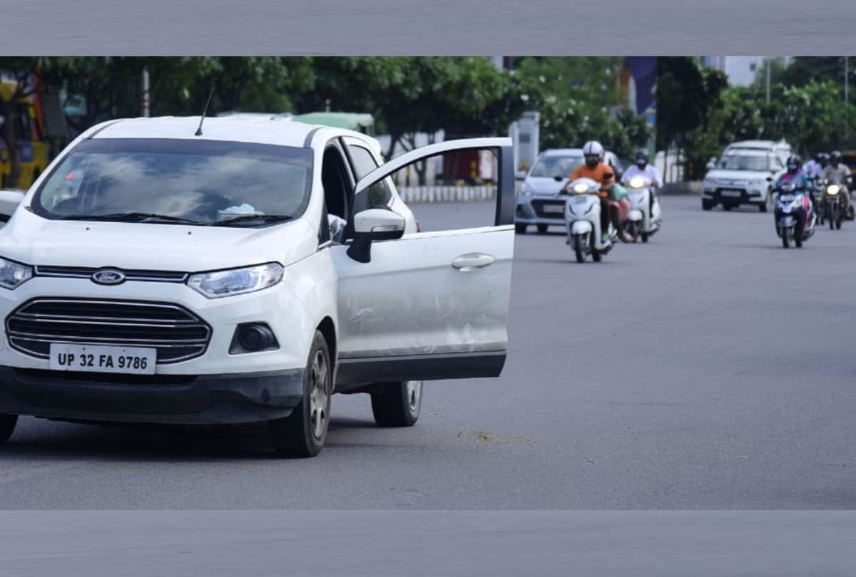 people are spitting on roads and footpath in Lucknow.