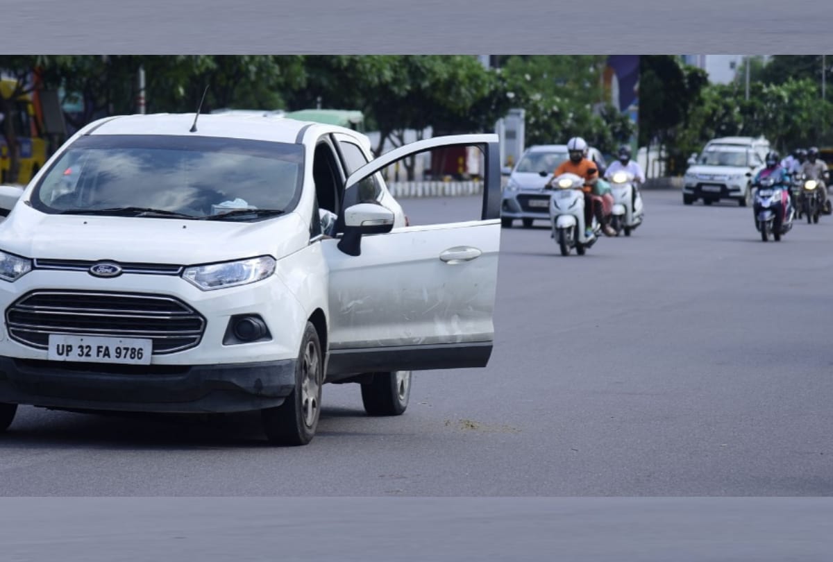 people are spitting on roads and footpath in Lucknow.