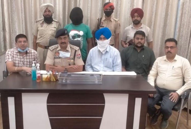 A Man arrested for providing WhatsApp code to woman of Pak intelligence agency