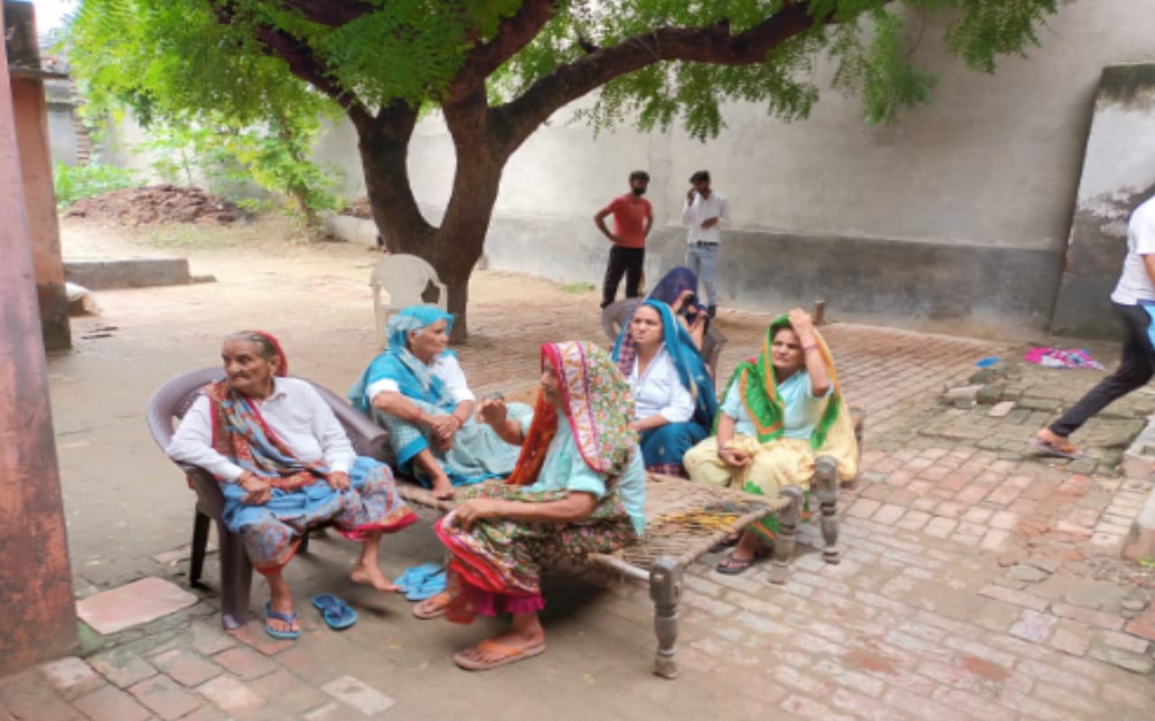 Father murder news Meerut : son stabbed his father to death in a land dispute in Bharala