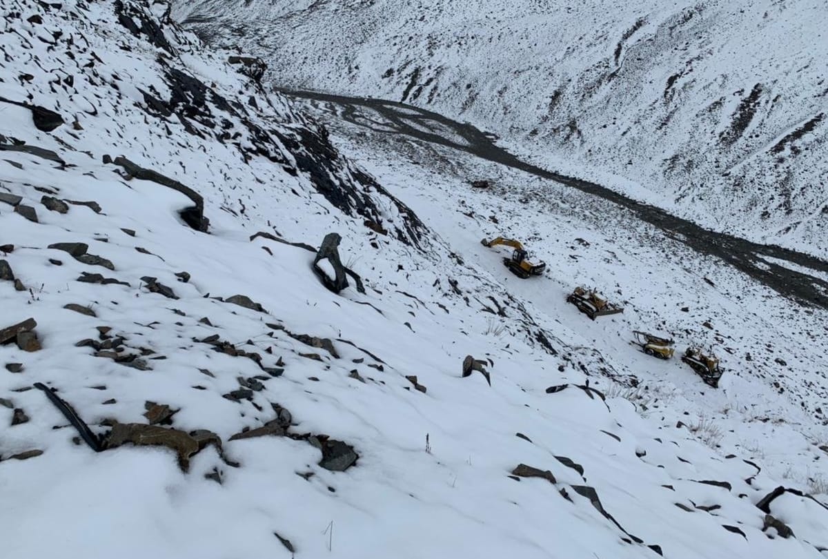 weather update himachal: snowfall in baralacha pass manali leh road closed snowfall in rohtang snowfall in himachal landslide in himachal one died in landslide rain yellow alert in ten districts in himachal