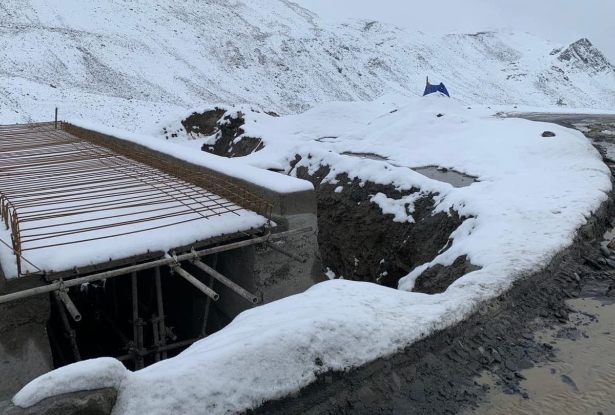 weather update himachal: snowfall in baralacha pass manali leh road closed snowfall in rohtang snowfall in himachal landslide in himachal one died in landslide rain yellow alert in ten districts in himachal