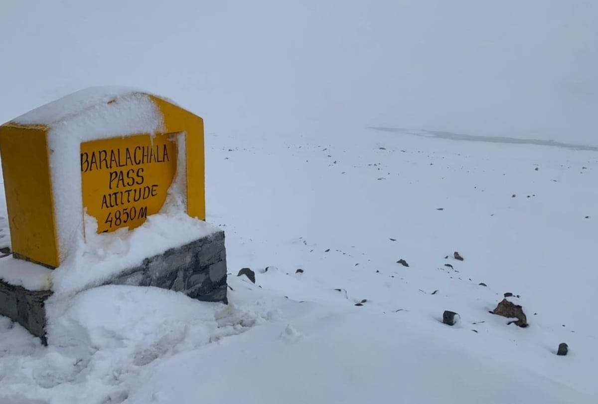 weather update himachal: snowfall in baralacha pass manali leh road closed snowfall in rohtang snowfall in himachal landslide in himachal one died in landslide rain yellow alert in ten districts in himachal