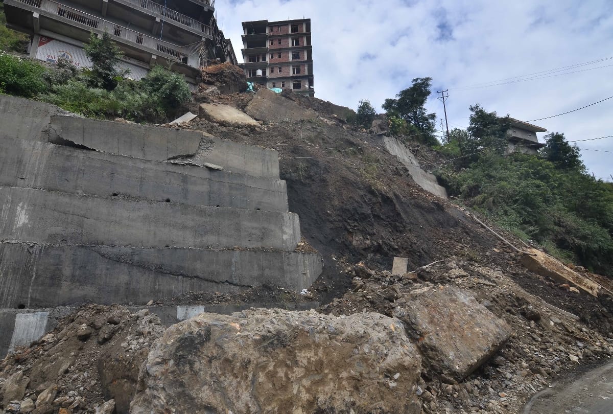 weather update himachal: snowfall in baralacha pass manali leh road closed snowfall in rohtang snowfall in himachal landslide in himachal one died in landslide rain yellow alert in ten districts in himachal