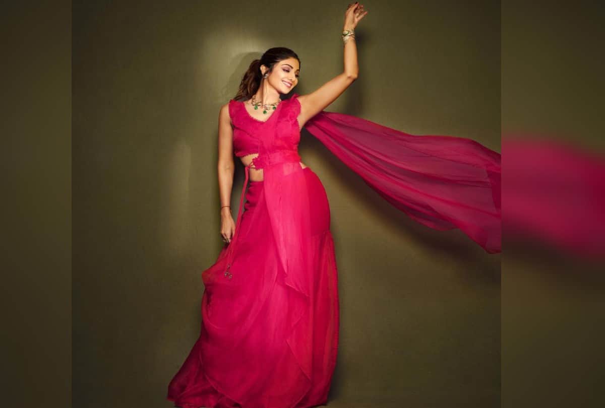 Shilpa Shetty 10 Indo Western Sarees Photos Traditional Look With Modern Touch