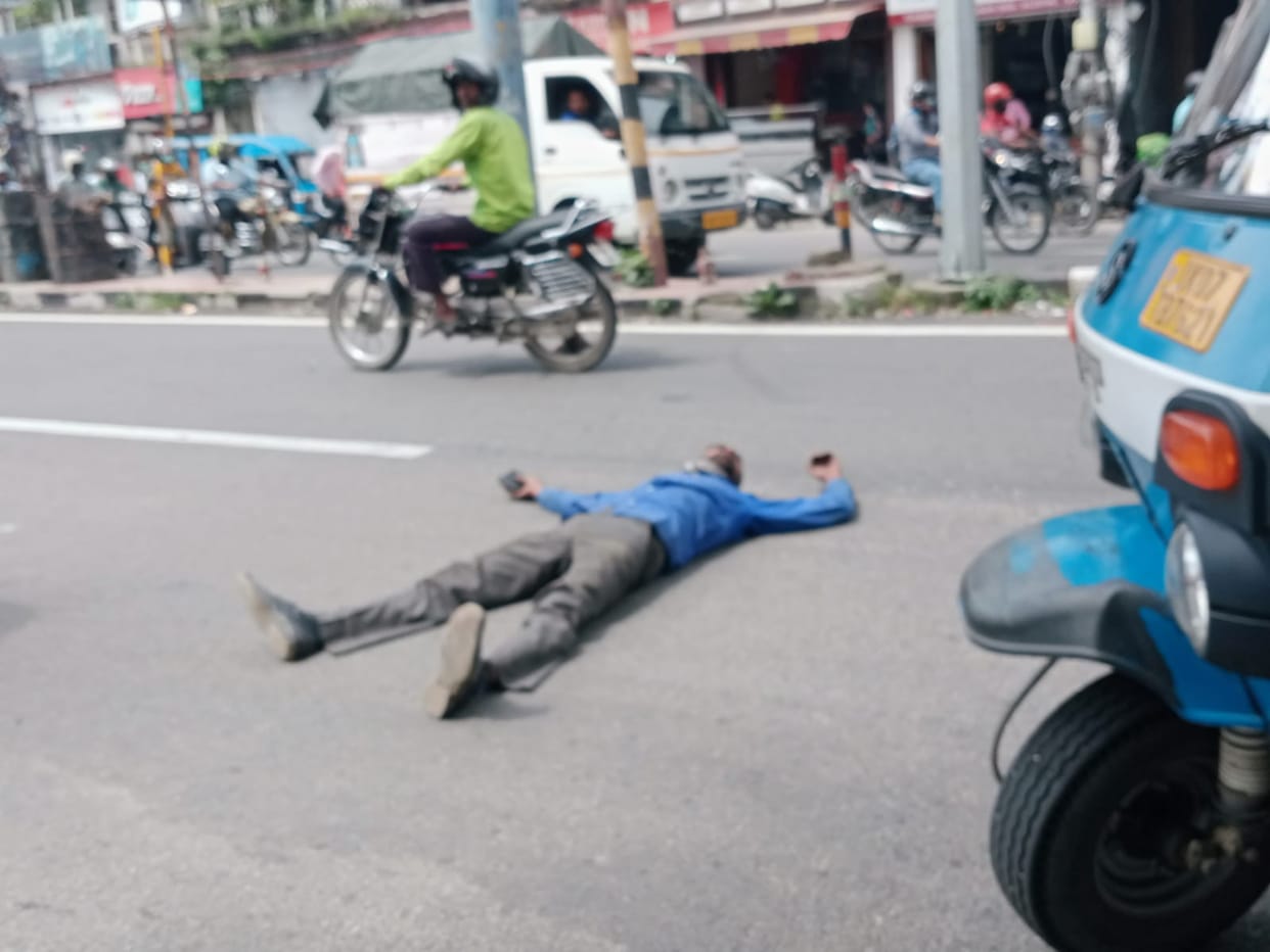 dehradun news: Traffic police cut the challan then driver lay on the road
