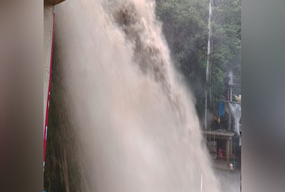 Mussoorie News: Tourist Afraid To See Kempty Falls Overflow After Heavy Rainfall Photos