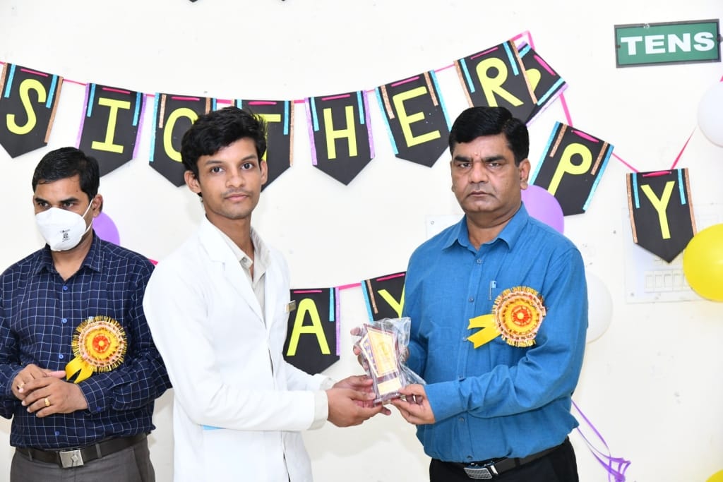 etawah news,Physiotherapist's role was important in the treatment of Kovid