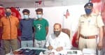 पत्रकारों से बातचीत करते सीआईए प्रभारी अब्बास खान व पुलिस गिरफ्त में दोनों आरोपी। संवाद