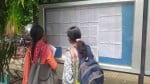 राजकीय कन्या कॉलेज में लगी मेरिट लिस्ट को देखती छात्राएं। संवाद
