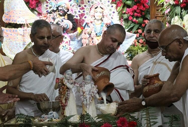राधा अष्टमी:चंडीगढ़ के मंदिरों में हुआ राधा माधव का अभिषेक, भजनों पर झूम उठे श्रद्धालु - Radha Ashtami Celebrated In Temples Of Chandigarh - Amar Ujala Hindi News Live