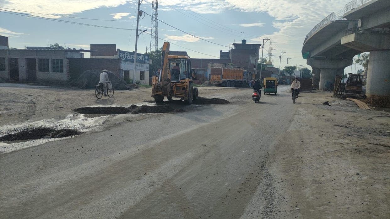 Setu Corporation filled the pits of the contact road in Sheikhpura