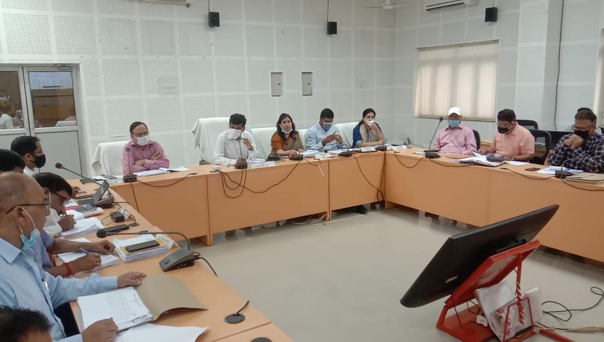 commisnor meeting with officer
