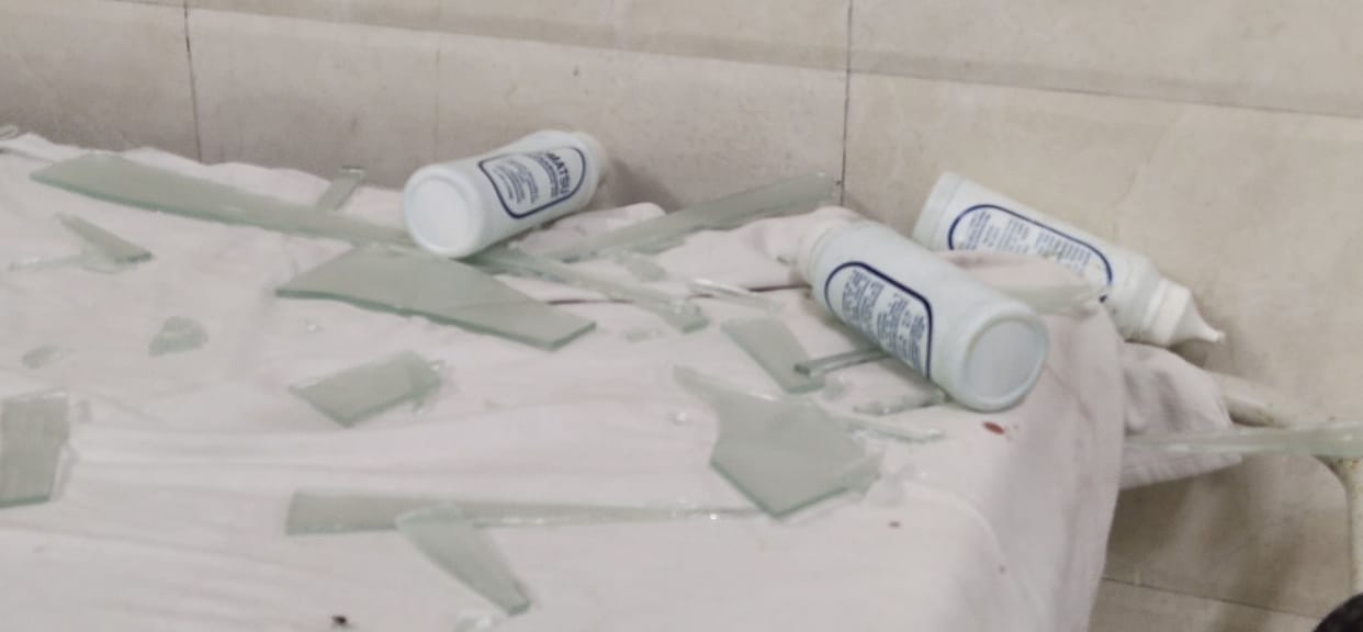 The anger of the relatives erupted over the death of the patient in the hospital