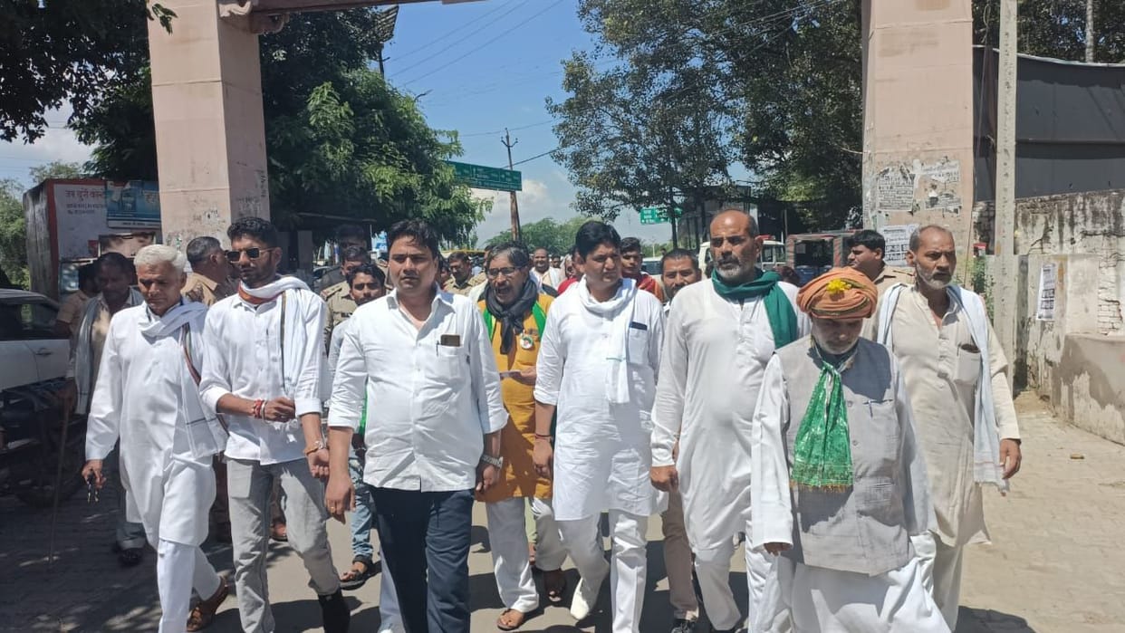 Mathura: Police put the officials of Bhakiyu Ambavata under house arrest