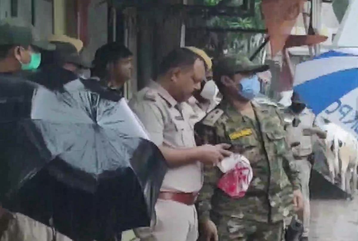 Bombs hurled at bengal bjp mp arjun singh residence today, tmc gave reaction