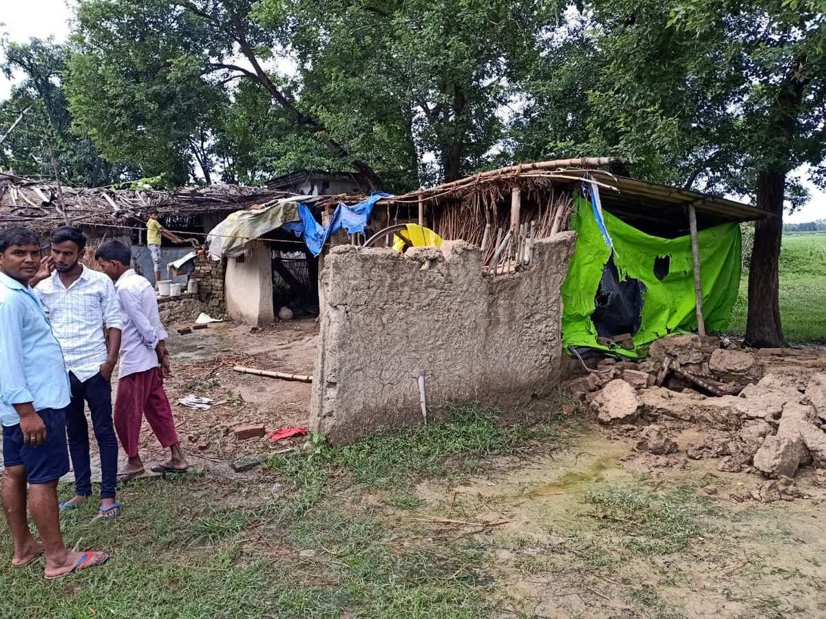 Elderly buried in rubble due to falling of wall in azamgarh