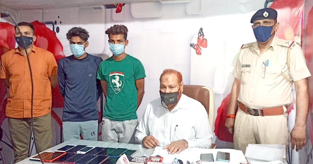 Two accused arrested for snatching and assaulting mobile phones from people, search for third continues