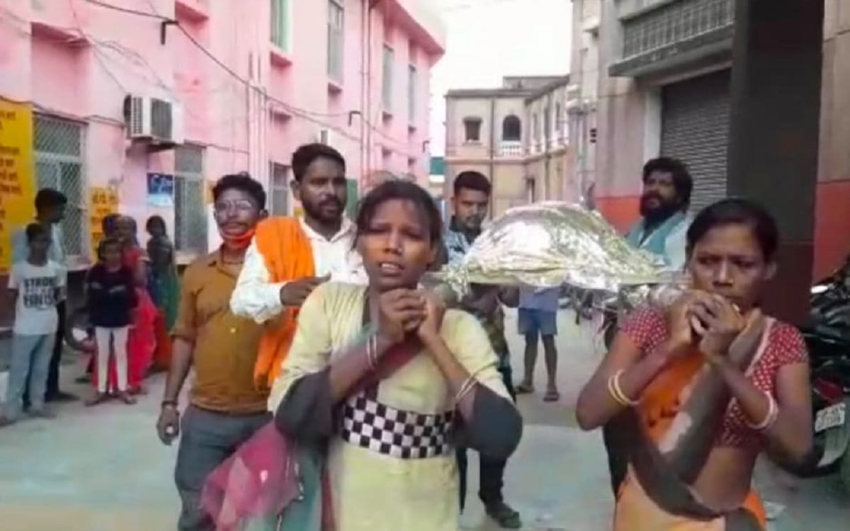 dead body of woman was lying in varanasi hospital for three hours sisters gave shoulder to her sister and  performed  last rites
