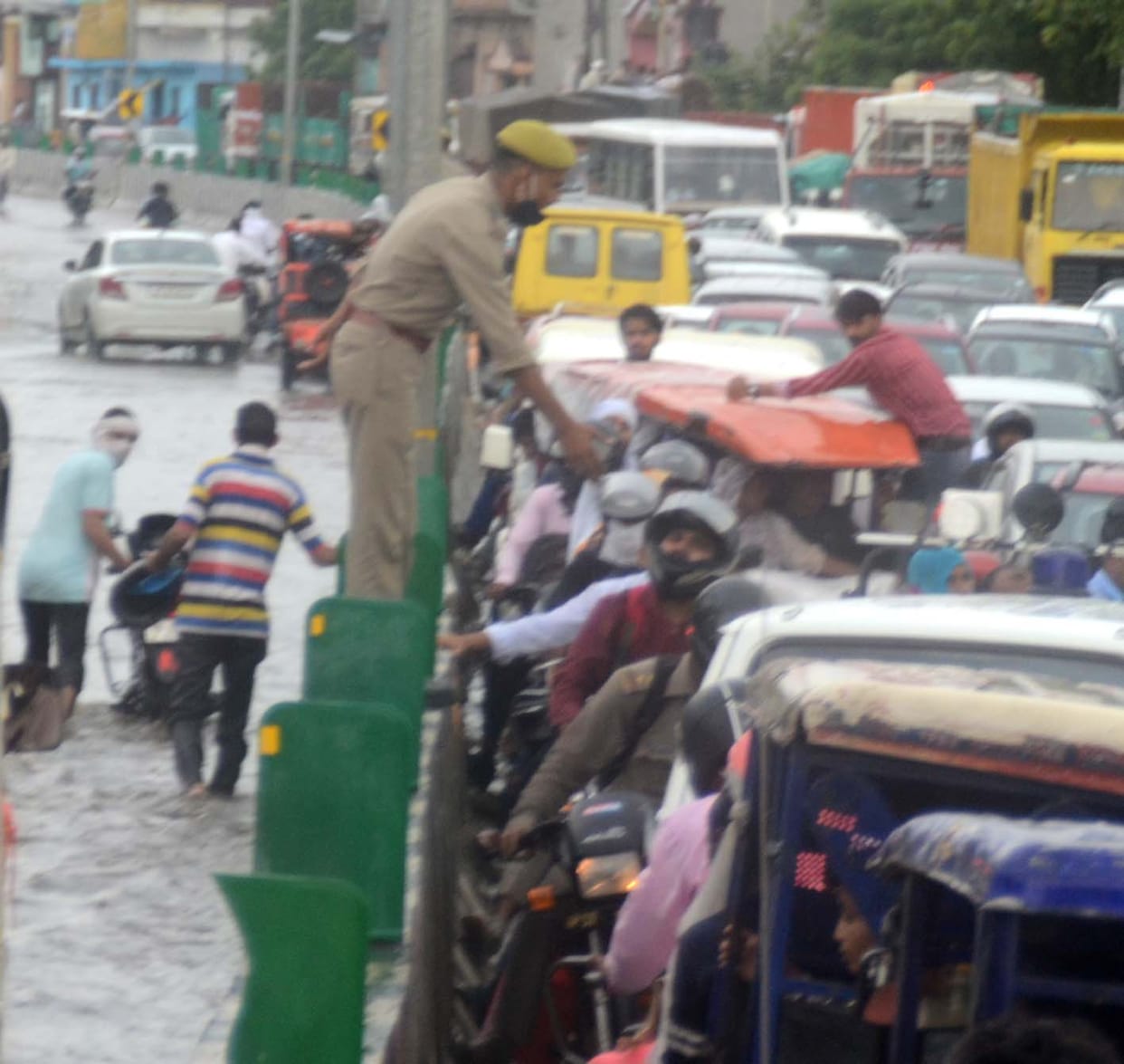 Jam, DM's car and ambulance also stuck due to water filling on National Highway