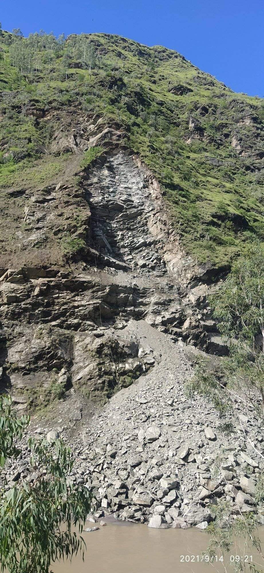 road blocke due to landslide in vaji bavdi near broo rampur