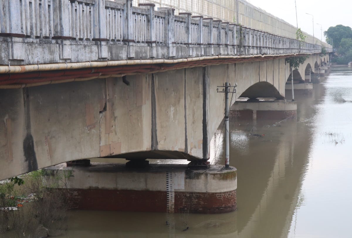 Seven crore liters of dirty water falling daily in Rapti-Rohin river
