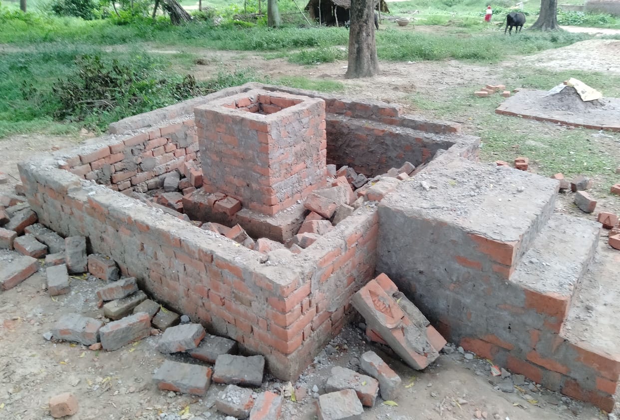 Broke the platform built to install the statue of former MP Phoolan Devi